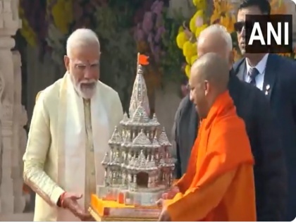 Ram Mandir: CM Yogi presented a replica of Ram temple made of silver to PM Modi | Ram Mandir: सीएम योगी ने पीएम मोदी और मोहन भागवत को भेंट की चांदी से निर्मित राम मंदिर की प्रतिकृति