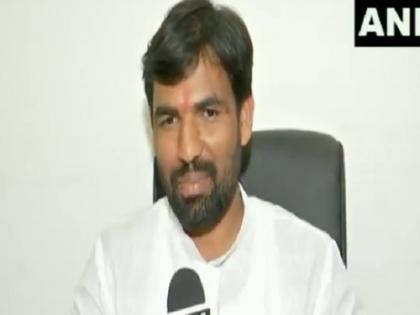 Maharashtra Elections Winning Candidate Ram Satpute speaks Film Super 30 Dialogue | महाराष्ट्र चुनाव: जीत की खुशी में छलके मजदूर के बेटे के जज्बात, मारा मशहूर फिल्म का डायलॉग, देखें VIDEO