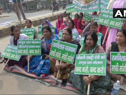 Ram Vilas Paswan's daughter Asha Paswan holds protest against him for allegedly calling former Bihar CM & RJD leader Rabri Devi illiterate | राबड़ी देवी को अंगूठा छाप कहने पर रामविलास पासवान की बेटी उन्हीं के खिलाफ धरने पर, कहा- माफी मांगे