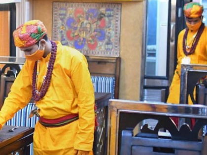 Indian Railways changes saffron uniform of Ramayan Express staff after dress controversy | रामायण एक्सप्रेस में वेटर के ड्रेस के भगवा रंग और पहनावे पर था विवाद, रेलवे ने किया बदलाव
