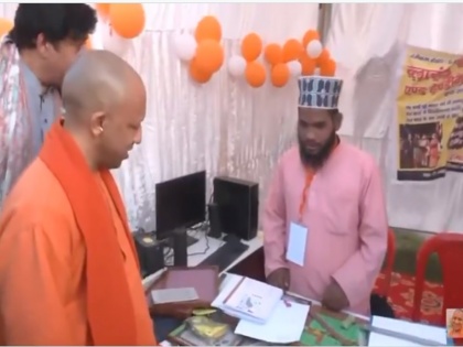 Muslim youth recited a line from Ramcharit Manas in his melodious voice in front of CM Yogi, watch video | WATCH: सीएम योगी के सामने मुस्लिम युवक ने अपनी सुरीली आवाज में सुनाई रामचरित मानस की पंक्ति, देखें वीडियो