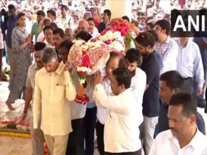 Media Mughal Ramoji Rao: Ramoji Rao merged with Panchatatva with state honour, Chandrababu Naidu lent shoulder in his last journey | Media Mughal Ramoji Rao: रामोजी राव राजकीय सम्मान के साथ हुए पंचतत्व में विलीन, चंद्रबाबू नायडू ने अंतिम यात्रा में दिया कंधा