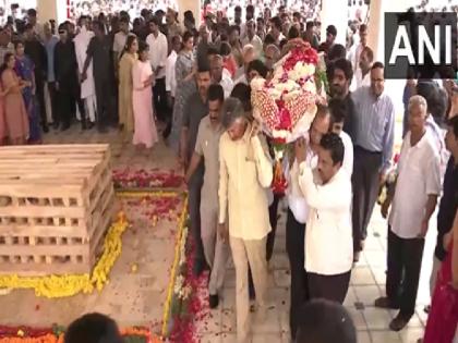 Ramoji Rao Last Rites Chandrababu Naidu attended the funeral of Ramoji Rao Carries Producer's Mortal Remains On His Shoulder video viral | Ramoji Rao Last Rites: रामोजी राव के अंतिम संस्कार में शामिल हुए चंद्रबाबू नायडू, पार्थिव शरीर को दिया कंधा; वीडियो वायरल Ramoji Rao Last Rites Chandrababu Naidu attended the funeral of Ramoji Rao Carries Producer's Mortal Remains On His Shoulder video viral | Ramoji Rao Last Rites: रामोजी राव के अंतिम संस्कार में शामिल हुए चंद्रबाबू नायडू, पार्थिव शरीर को दिया कंधा; वीडियो वायरल