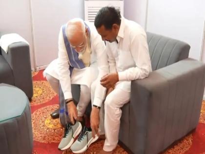 PM Modi fulfills 14-year vow of Rampal Kashyap by personally making him wear footwear video | Video: पीएम मोदी ने रामपाल कश्यप को खुद जूते पहनाकर उनकी 14 साल पुरानी मन्नत पूरी की