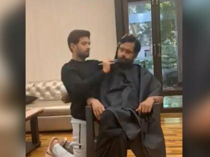 Chirag Paswan shaved his father Ram Vilas Paswan, tweeted | चिराग पासवान ने अपने पिता रामविलास पासवान की बनाई दाढ़ी, वीडियो किया ट्वीट Chirag Paswan shaved his father Ram Vilas Paswan, tweeted | चिराग पासवान ने अपने पिता रामविलास पासवान की बनाई दाढ़ी, वीडियो किया ट्वीट