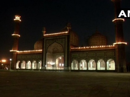 Delhi Jama Masjid illuminated ahead of the commencement of the holy month of #Ramzan from tomorrow | रमज़ान मुबारक! वेंकैया नायडू बोले- कोरोना से बचने की दुआ करें, मुस्लिम संगठनों और नकवी ने कहा- रहम, रहमत और बरकत की दुआ करने का महीना