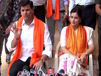 Mumbai Police files chargesheet against MP Navneet Rana and her husband Ravi Rana in Hanuman Chalisa controversy | मुंबई पुलिस ने हनुमान चालीसा विवाद में सांसद नवनीत राणा और उनके पति रवि राणा के खिलाफ दायर की चार्जशीट