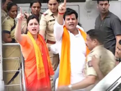 Khar police to present Amravati MP Navneet Rana & her husband MLA Ravi Rana in the Bandra Holiday Court tomorrow | महाराष्ट्र: नवनीत राणा और रवि राणा को रविवार को बांद्रा कोर्ट में किया जाएगा पेश, मुंबई पुलिस जुटा रही है सबूत Khar police to present Amravati MP Navneet Rana & her husband MLA Ravi Rana in the Bandra Holiday Court tomorrow | महाराष्ट्र: नवनीत राणा और रवि राणा को रविवार को बांद्रा कोर्ट में किया जाएगा पेश, मुंबई पुलिस जुटा रही है सबूत