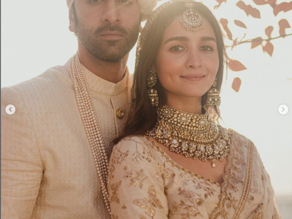Alia Bhatt Ranbir Kapoor got married in the presence of family close friends | Alia Bhatt-Ranbir Kapoor Wedding: एक-दूजे के हुए आलिया भट्ट और रणबीर कपूर, करण जौहर ने निभाई गठबंधन की रस्म
