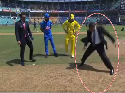 India vs Australia, 2nd ODI: Coin touch ranjan madugalle boot, Australia have won the toss and have opted to field, watch this video | VIDEO: मैच रैफरी के जूते से टकराया सिक्का, ऑस्ट्रेलिया ने इस तरह जीत लिया टॉस