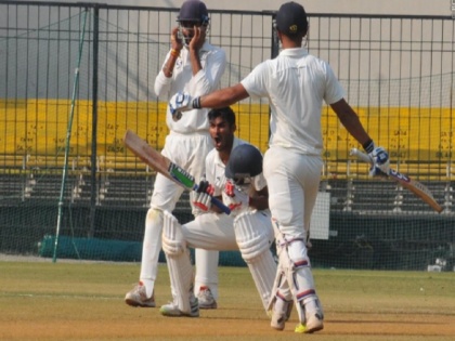 ranji trophy final akshay wadkar maiden century as vidarbha takes lead of 233 over delhi | वाडकर के पहले शतक ने बेअसर किया दिल्ली के गेंदबाजों का हमला, विदर्भ को 233 रनों की बढ़त