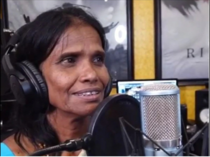 ranu mondal record song with udit narayan see the viral media | रानू मंडल ने हिमेश रेशमिया के बाद अब इस सिंगर के साथ रिकॉर्ड किया गाना, वीडियो हो रहा है वायरल