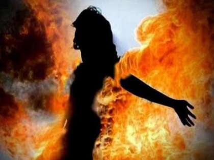 Father sold 10 thousand to widow daughter, Gangraped, turned away by cops, set herself on fire in Hapur's UP | यूपी: पिता ने 10 हजार में विधवा बेटी को बेचा, गैंगरेप, जब पुलिस ने नहीं सुनी गुहार तो लगाई खुद को आग
