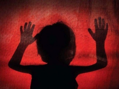 Delhi 6-year-old brutally raped DCW sends notices to police, govt | रेप के बाद जिंदगी व मौत की जंग लड़ रही है 6 साल की बच्ची, शरीर पर लगे इतने टांके की गिन पाना मुश्किल