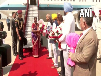 President Draupadi Murmu one day visit to Amritsar, CM Bhagwant Mann welcomed her | एक दिवसीय अमृतसर के दौरे पर राष्ट्रपति द्रौपदी मुर्मू, सीएम भगवंत मान ने किया स्वागत