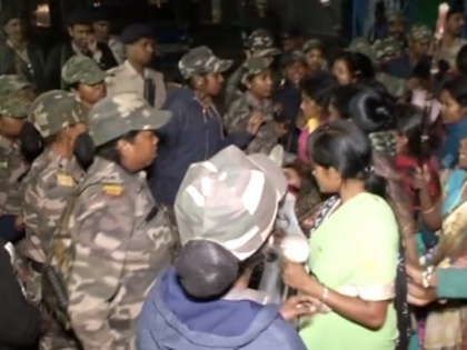 Ranchi: The Rasoiya sangh took off the clothes late at night, police performed lathi charge | रांची: रसोइया संघ ने देर रात कपड़े उतारकर किया प्रदर्शन, पुलिस ने किया लाठीचार्ज