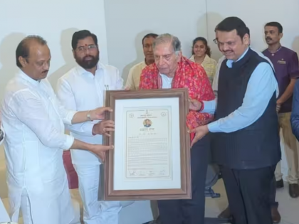 Maharashtra Veteran industrialist Ratan Tata honored first 'Udyog Ratna' award CM Shinde, Deputy CM Fadnavis and ajit Pawar arrived at home to give award | महाराष्ट्रः प्रथम ‘उद्योग रत्न’ पुरस्कार से सम्मानित हुए दिग्गज उद्योगपति रतन टाटा, पुरस्कार देने घर पर पहुंचे सीएम शिंदे, उपमुख्यमंत्री फड़नवीस और पवार