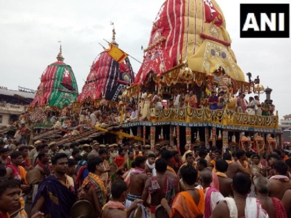 Puri Rath Yatra 2023 Worship Lord Balabhadra's chariot 'Taladhwaj', Lord Jagannath's 'Nandighosh' Goddess Subhadra's chariot 'Darpadalan' sweeps floor golden-handled broom | Puri Rath Yatra: भगवान बलभद्र के रथ 'तालध्वज', भगवान जगन्नाथ के 'नंदीघोष' और देवी सुभद्रा के रथ 'दर्पदलन' की पूजा, सुनहरे हत्थे वाली झाड़ू से फर्श को साफ किया, जानें और खासियत