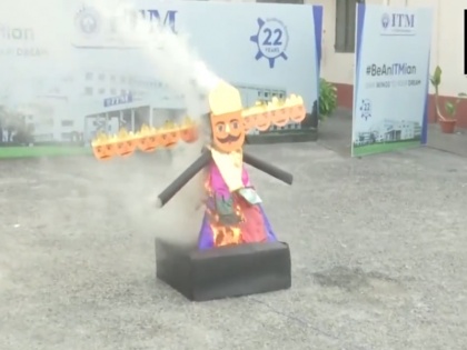 viral video B. Tech students in UP make ravan dahan possible at the click of a button | Watch: यूपी के छात्रों ने 'रावण' का पुतला जलाने का खोजा स्मार्ट तरीका, मोबाइल फोन के जरिए पुतले में लगाई आग