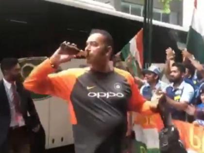 Ravi Shastri spotted drinking beer after India win against Australia in Melbourne test, Watch Video | IND vs AUS: टीम इंडिया की जीत के बाद बीयर पीते दिखे कोच रवि शास्त्री, हुए जमकर ट्रोल, वीडियो वायरल