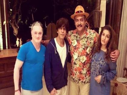 Ravi Shastri shares photo with Shah Rukh Khan, gets trolled by Michael Vaughan with champagne New Year wish | रवि शास्त्री ने शाहरुख के साथ शेयर की तस्वीर, माइकल वॉन ने 'शैंपेन' की इमोजी के साथ न्यू इयर विश करते हुए कर दिया ट्रोल