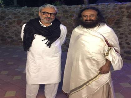 Padmavat watch sri sri ravi shankar with sanjay leela bhansali said tribute to rajput history | श्रीश्री ने दिया 'पद्मावत' का साथ,बोले - फिल्म रानी पद्म‍िनी को सच्ची श्रद्धांजलि और राजपूतों की गौरव गाथा है