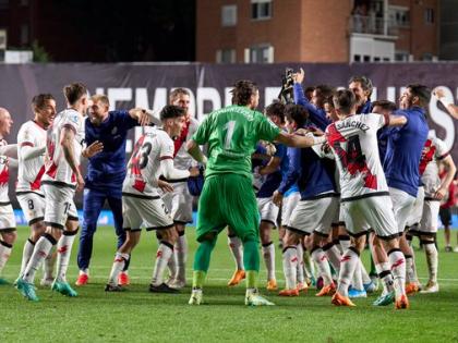 Spanish league Rayo Vallecano beat Barcelona 2-1 misses chance after Real Madrid's surprise defeat 11 point gap | Spanish league: रीयाल मैड्रिड की अप्रत्याशित हार के बाद बार्सीलोना को रायो वालेकानो ने 2-1 से हराया, इस मौके से चूकी, 11 अंकों का अंतर