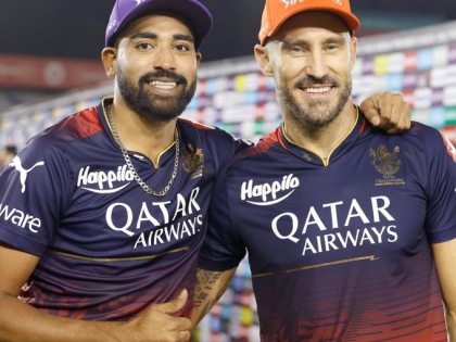IPL 2023 Faf du Plessis, Mohammed Siraj Celebrate With RCB Teammates After Claiming Orange and Purple Cap see video viral | IPL 2023: रॉयल चैलेंजर्स बेंगलोर खिलाड़ी के पास ऑरेंज और पर्पल कैप, टीम के साथियों के साथ फाफ और सिराज ने मनाया जश्न, देखें वीडियो