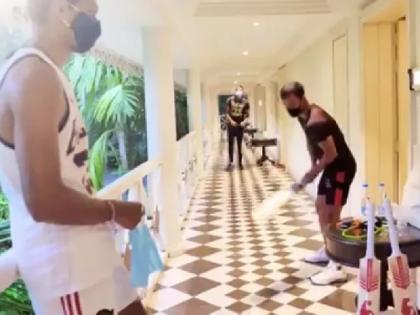 IPL 2020: RCB players start preparations in quarantine, watch video | IPL 2020: आरसीबी के खिलाड़ियों ने क्वारंटाइन में ही शुरू की तैयारी, क्रिकेट खेलते आए नजर, देखें Video