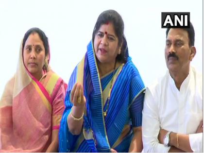Mp political crisis: Jyotiraditya Scindia is our leader says Rebel Congress MLA Imarti Devi in Bengaluru | MP Taja Khabar: कांग्रेस के बागी विधायकों ने कहा- ज्योतिरादित्य सिंधिया हमारे नेता, अगर वह कहेंगे कुएं में कूद जाओ तो उसके लिए भी हैं तैयार