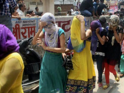 Bihar: police arrested 39 people in Poornia red light area, top updates | बिहारः पूर्णिया के गुलाबबाग में पुलिस की छापामारी, पकड़ी गई नेपाल और बंगाल की कई नाबालिग युवतियां