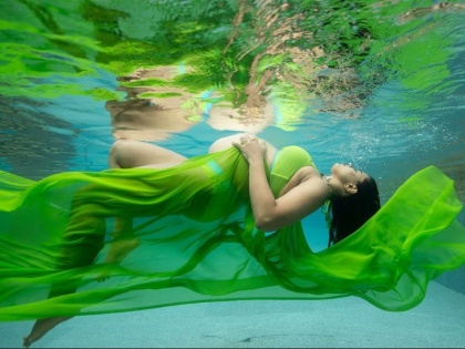 Sameera Reddy underwater photo shoot and flaunt her baby bump | समीरा रेड्डी ने बेबी बम्प फ्लॉन्ट करते हुए बिकनी में करवाया हॉट फोटोशूट, तस्वीरें हो रही हैं वायरल