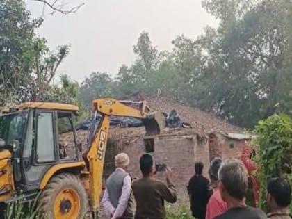 Man Seen In Video Thrashing Teen Gets A Bulldozer Visit In Madhya Pradesh | वीडियो: बेरहमी से गर्लफ्रैंड को पीटने वाले युवक के घर चला 'मामा का बुलडोजर', ड्राइविंग लाइसेंस भी हुआ रद्द