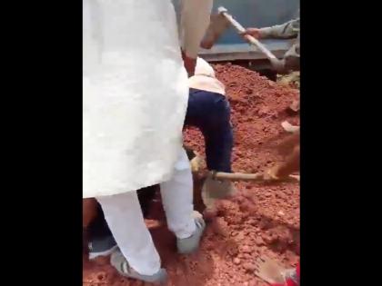 Two Women Partially Buried In Rewa During Protest Against Road Construction; Disturbing VISUALS Surface | VIDEO: रूह कंपा देने वाला वीडियो, रीवा में दो महिलाओं को निजी जमीन पर सड़क बनाने का विरोध करने पर दबंगों ने जिंदा जमीन में गाड़ा