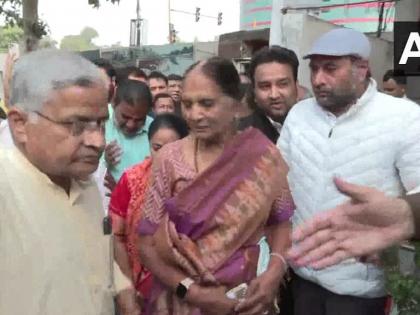 Delhi CM Oath Ceremony Live Rekha Gupta arrives at Shri Marghat Wale Hanuman Baba temple ahead of her oath ceremony see video | Delhi CM Oath Ceremony: श्री मरघट वाले हनुमान बाबा मंदिर में दर्शन?, रेखा गुप्ता ने कहा-लोगों को एक-एक पैसे का हिसाब देना होगा, देखें वीडियो