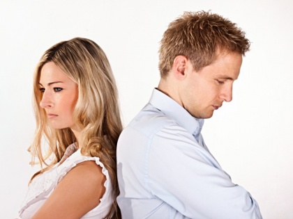 7 signs that shows your wife is having an extra marital affair and she will dump you soon | इन 7 हरकतों से समझ जाएं पत्नी का चल रहा है किसी से अफेयर, जल्द दे सकती है धोखा
