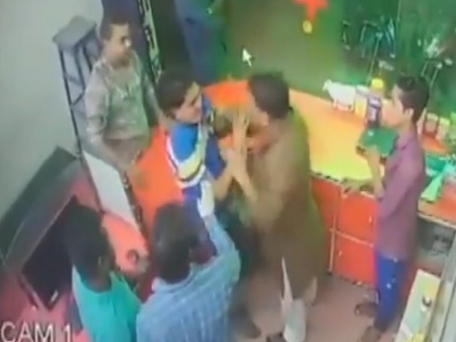 Bihar Deputy CM Renu Devi brother old video of thrashing chemist goes viral again | सम्मान में खड़ा नहीं हुआ दुकानदार तो बिहार की डिप्टी सीएम रेणु देवी के भाई ने पीट दिया! क्या है वायरल वीडियो की कहानी, जानिए