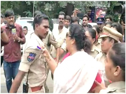 Congress leader Renuka Chowdhury holds a Policeman by his collar during the party's protest in Hyderabad | कांग्रेस नेता रेणुका चौधरी ने पुलिस वाले का पकड़ा कॉलर, बमुश्किल 7-8 महिला पुलिस कर्मियों ने किया काबू, देखें Video