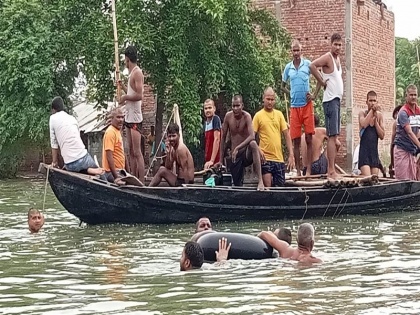 Ghazipur Reotipur boat capsizing in the Ganges death toll reached seven in the incident | गाजीपुरः रेवतीपुर में गंगा की बाढ़ में नाव पलटने की घटना में 7 लोगों की मौत, मृतकों में 5 बच्चे