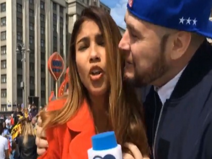 fifa world cup 2018 video female reporter groped and kisses during live broadcast | FIFA World Cup: लाइव कवरेज के दौरान महिला रिपोर्टर को किया किस, विवाद