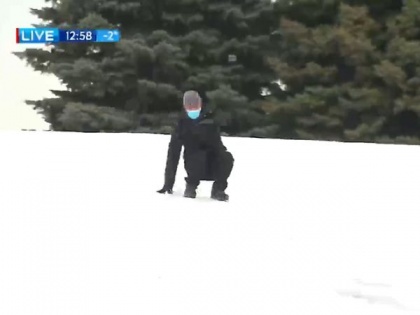 viral video: Journalist slides downhill during weather report | टीवी पर मौसम की लाइव रिपोर्टिंग के दौरान बर्फ से फिसलकर बाल-बाल बचे पत्रकार, देखें वीडियो