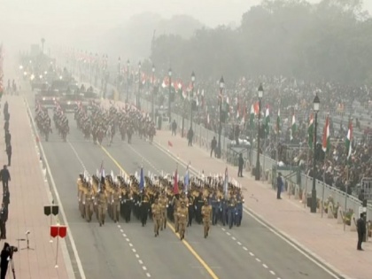 LIVE: 74th Republic Day celebration at India gate kartavya path live video coverage | गणतंत्र दिवस पर कर्तव्य पथ पर दिखी 'स्वदेशी' की ताकत, भव्य परेड और झांकी, 50 विमानों के फ्लाई पास्ट ने जीता दिल