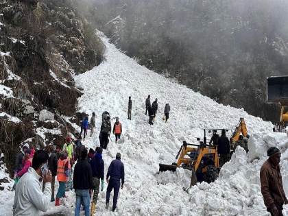 Sikkim avalanche strikes 50 stranded tourists and 80 vehicles were rescued after snow clearance from the road | सिक्किम हिमस्खलन: सड़क से बर्फ हटाने के बाद 350 फंसे पर्यटकों और 80 वाहनों को बचाया गया, बर्फ में फंसे 22 लोगों को भी किया गया रेस्क्यू, बचाव कार्य जारी