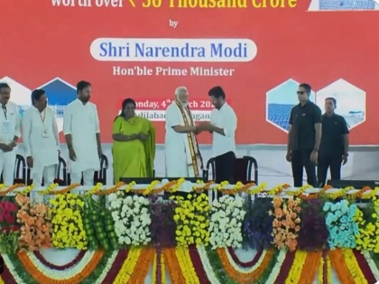 'PM like elder brother, wants Gujarat model for Telangana', Congress CM Revanth Reddy said from the stage at Modi's program | 'पीएम बड़े भाई की तरह, तेलंगाना के लिए गुजरात मॉडल चाहते हैं', मोदी के कार्यक्रम में मंच से बोले कांग्रेसी सीएम रेवंत रेड्डी