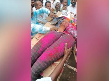 VIDEO: Angry Telangana farmers performed symbolic funeral rites of CM Revanth Reddy | VIDEO: गुस्साए तेलंगाना के किसानों ने सीएम रेवंत रेड्डी का किया प्रतीकात्मक अंतिम संस्कार, देखें