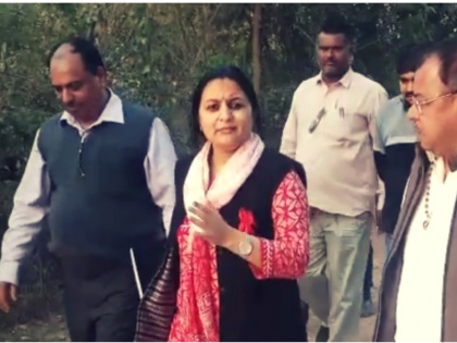 mp election 2018 rewa collector preeti maithil nayak video viral over evm security | MP चुनावः रीवा कलेक्टर EVM की ऐसे करवा रहीं सुरक्षा, गोली मारने तक के दे दिए आदेश   