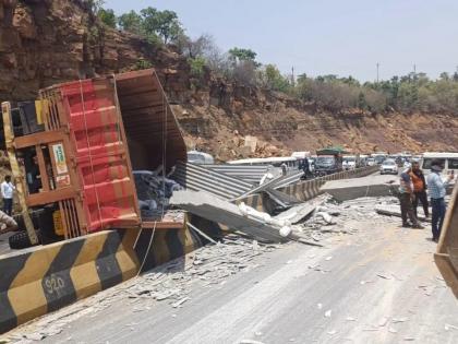 Madhya Pradesh Truck lost control overturned autorickshaw Rewa 7 people died 3 injured Car crashes house in Nashik 6 people killed 1 injured | गुरुवार को 2 बड़े सड़क हादसाः रीवा और नासिक में दुर्घटना, 13 की मौत और 4 घायल