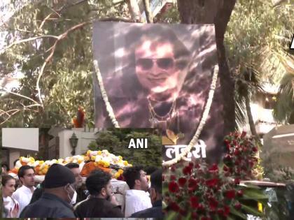 Mortal remains of veteran singer BappiLahiri being carried to Vile Parle crematorium in Mumbai | Bappi Lahiri Funeral: बप्पी लाहिरी का पार्थिव शरीर मुंबई के विले पार्ले श्मशान घाट ले जाया जा रहा, तस्वीरें आईं सामने