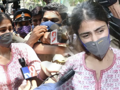 Sushant Suicide Case: Actress Rhea Chakraborty reaches her residence | Sushant Case: 30 दिन बाद भायवला जेल से बाहर आईं रिया चक्रवर्ती, जमानत पर रिहा, भाई को बेल नहीं