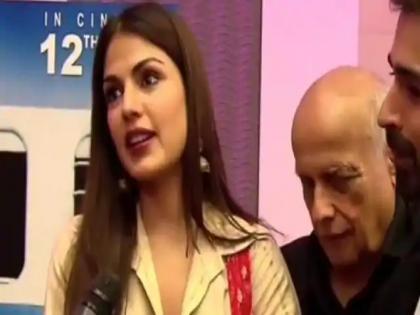 Rhea Chakraborty And Mahesh Bhatt Old Video Goes Viral On Social Media | सुशांत सिंह राजपूत संग प्यार में पड़ने से पहले लव के बारे में क्या सोचती थीं रिया चक्रवर्ती, एक्ट्रेस का पुराना वीडियो वायरल Rhea Chakraborty And Mahesh Bhatt Old Video Goes Viral On Social Media | सुशांत सिंह राजपूत संग प्यार में पड़ने से पहले लव के बारे में क्या सोचती थीं रिया चक्रवर्ती, एक्ट्रेस का पुराना वीडियो वायरल